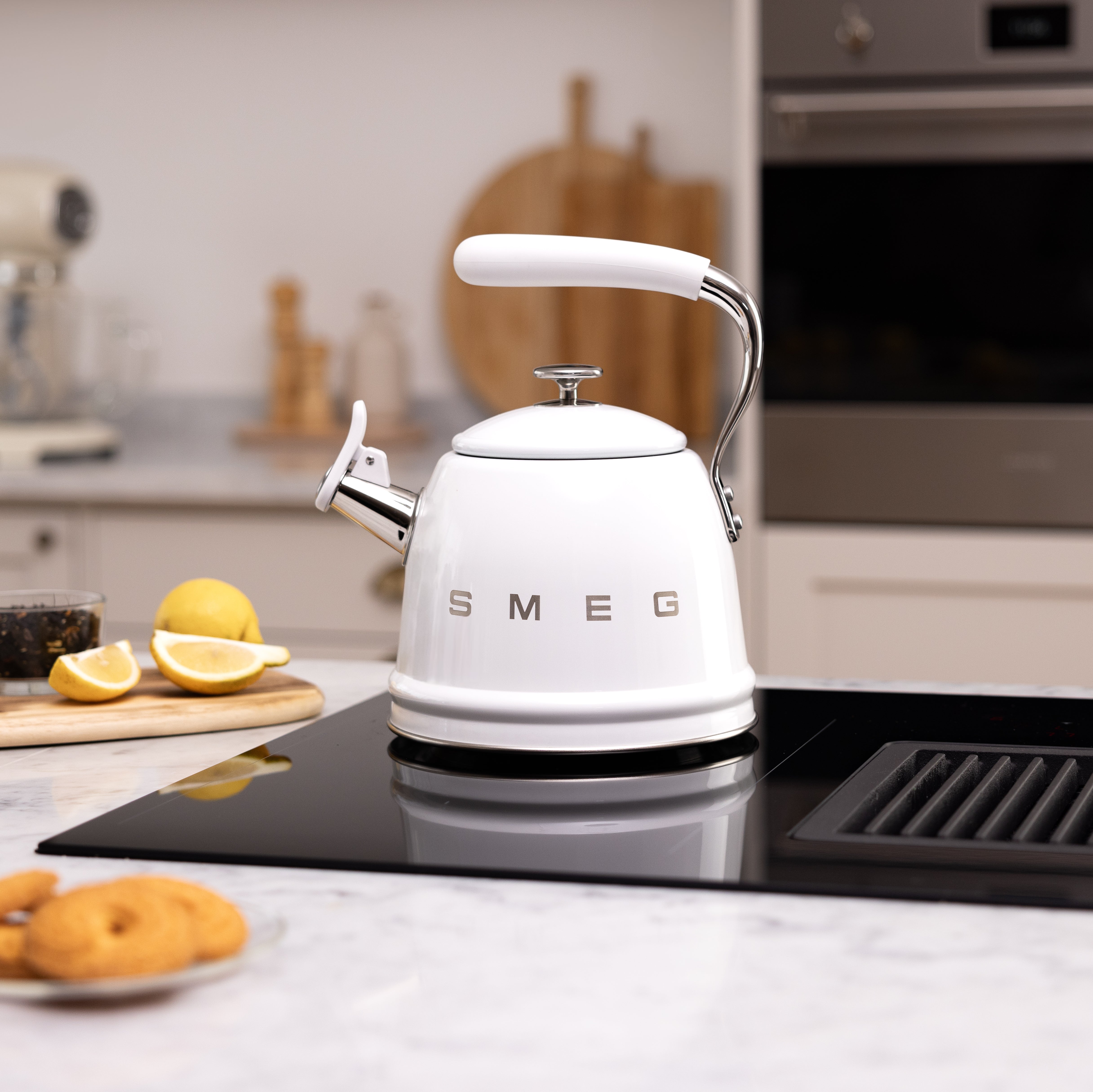 Smeg Whistling Kettle 2.3L-White